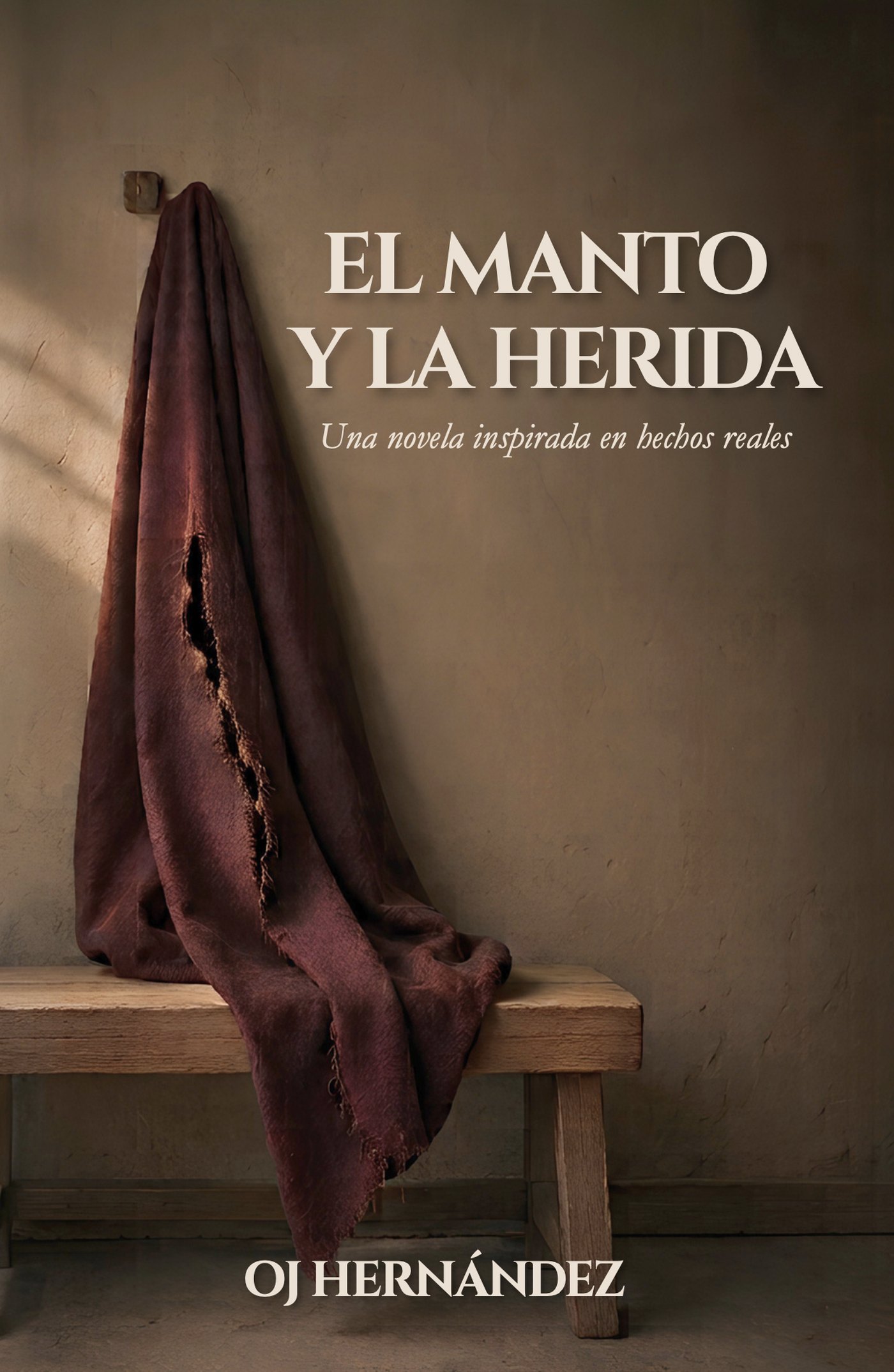 Portada de El Manto y la Herida de OJ Hernández: un manto rasgado color sangre de buey colgado de un clavo sobre un banco de madera.